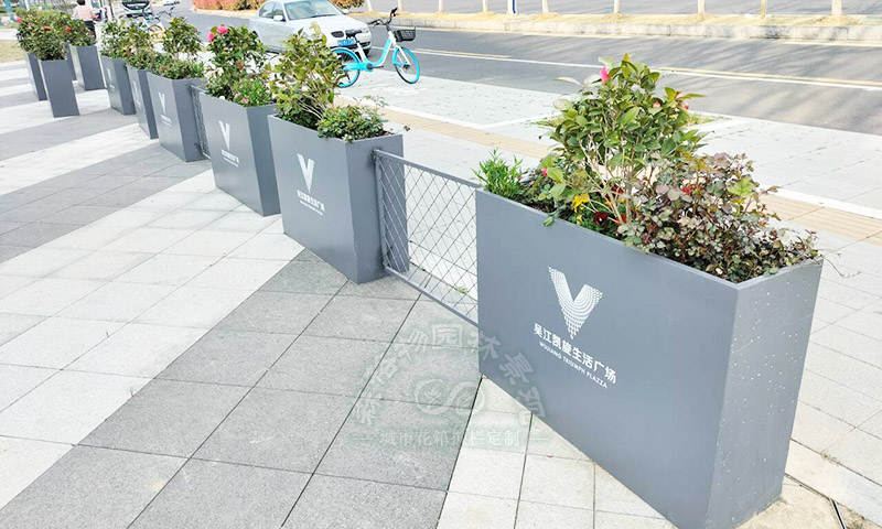 吳江生活廣場花箱護(hù)欄隔斷案例